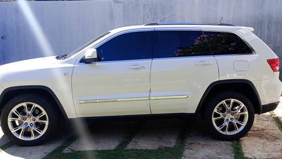 JEEP GRAND CHEROKEE 3.6 LAREDO 4X4 V6 24V GASOLINA 4P AUTOMÁTICO